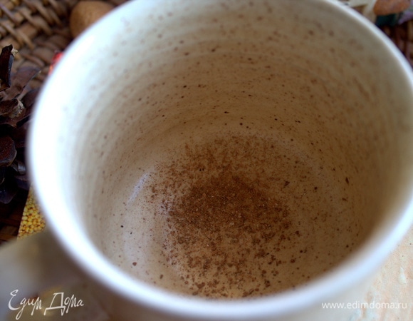 На дно чашки насыпать молотые специи для кофе: корицу, кандированный сахар (коричневый сахар в кристалликах), гвоздику, кардамон, ваниль.