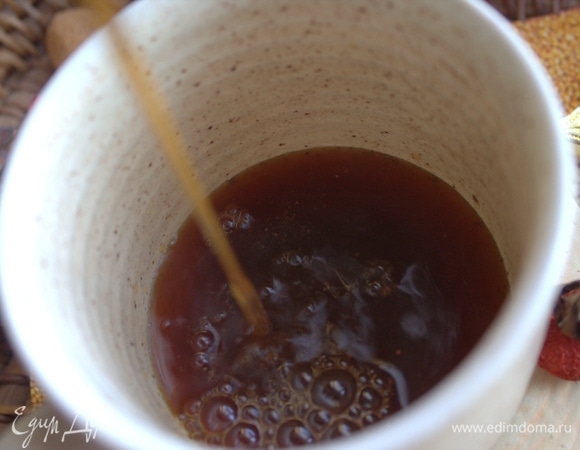 Сварить кофе любым способом и залить в чашку.