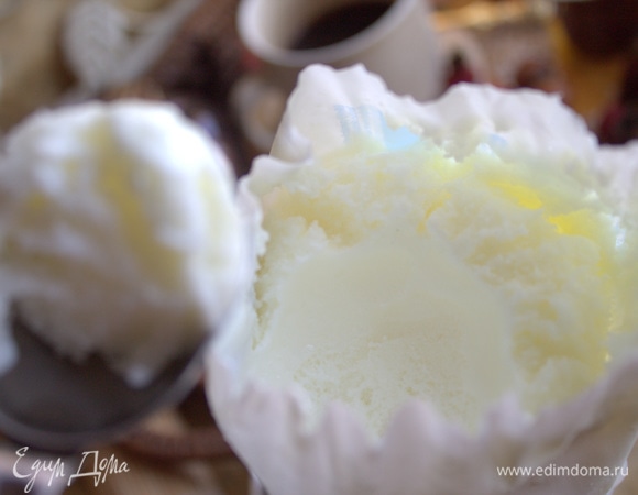 Пломбир достаем заранее из морозилки, чтобы слегка подтаял.