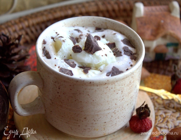 Положить пломбир сверху на кофе, не размешивая.