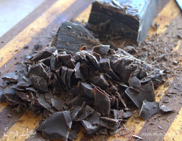 Из шоколада сделать стружку.