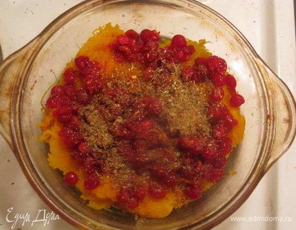 У меня посуда из жароустойчивого стекла, но если такой нет, то можно положить в противень с толстым дном. Приправляем сверху специями.