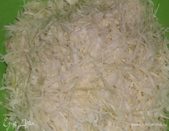 Капусту рубим. Солим. Мнем руками. Можно посоленную капусту оставить постоять, чтобы дала сок — так будет легче мять.