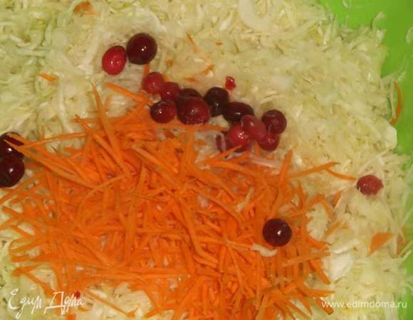 Добавляем натертую морковь и замороженную клюкву. Хорошо перемешиваем.