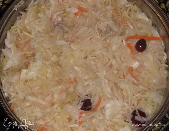 Перекладываем капусту в тару, в которой она будет кваситься, при этом плотно ее утрамбовываем.