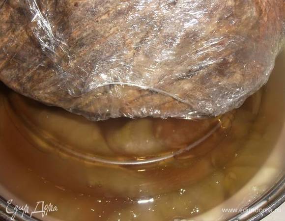 Накрываем кружком или тарелкой. Устанавливаем гнет. Квасится капуста в течение 4–5 дней при комнатной температуре. У готовой капусты рассол станет прозрачным, а не мутным.