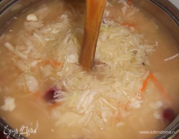 В течение всего времени один раз в день прокалываем капусту деревянной палочкой в нескольких местах для выхода воздуха.