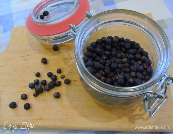 Я добавила 1 ст. л. с горкой ягод можжевельника, если вы готовите детям, лучше уменьшить количество.