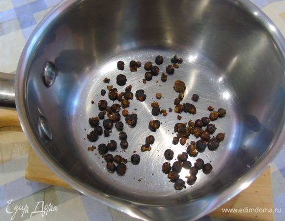 Придавите ягоды ложкой или разотрите в ступке (без фанатизма).