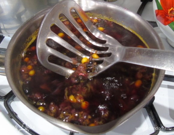 Залить водой и поставить на огонь. Как закипит, варить на медленном огне 5 минут, затем толкушкой растолочь ягоды. Добавьте сахар и варите еще 5 минут.