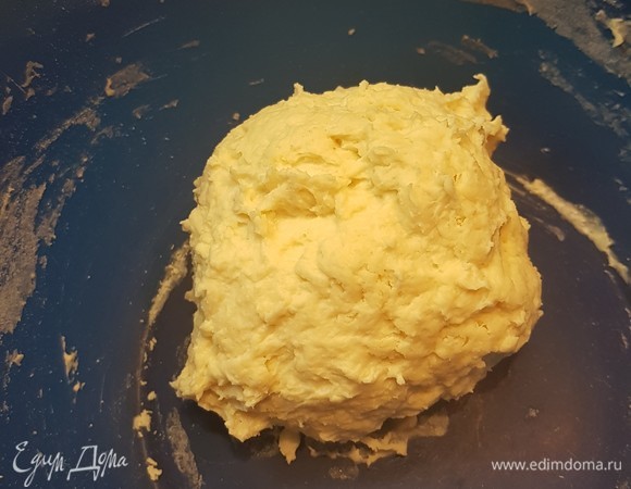 Для спелого теста в теплой воде смешать дрожжи, соль и муку. Все хорошо вымесить. Накрыть крышкой и поставить на 12 часов в холодильник.