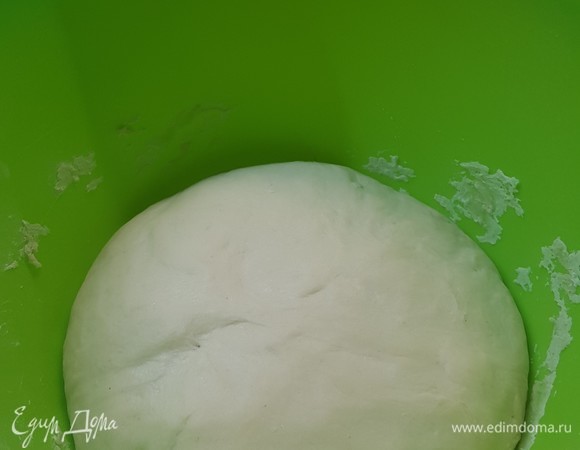 Для теста дрожжи растворить в теплой воде. Добавить соль и всю муку. Замесить тесто. Не пугайтесь — тесто на этом этапе будет жидковатое. Дать ему постоять 15 минут. Теперь вмесить к нему спелое тесто. Муки больше не добавлять. Через 5 минут вымешивания тесто становится гладким и не липнет к рукам. Оставить для подъема на 1,5 часа.