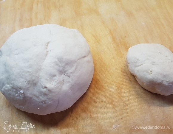 Через 1,5 часа от теста отделить кусочек весом 200 г. Положить его в контейнер с крышкой и убрать в холодильник до следующего раза. Это получается так называемая закваска, которая с каждым разом становится все лучше и лучше.