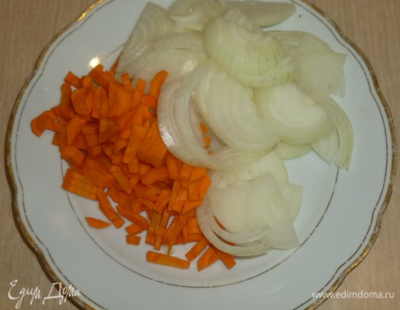 Лук нарезать полукольцами, морковь — соломкой.