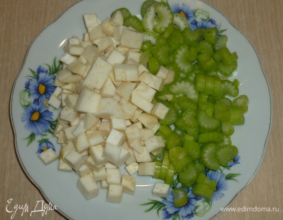 Оба вида сельдерея нарезать маленькими кусочками.