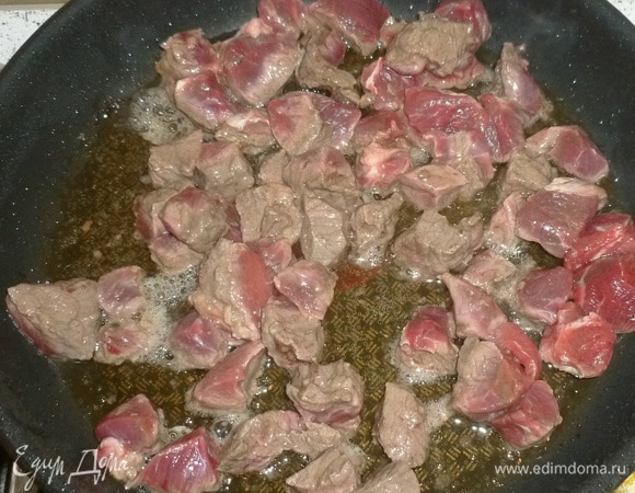 В большой сковороде разогреть масло, обжарить мясо небольшими порциями (можно в несколько заходов). Переложить в емкость.