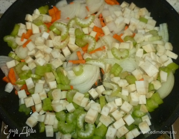 В сковороде обжарить лук, морковь и сельдерей в течение 5–7 минут.