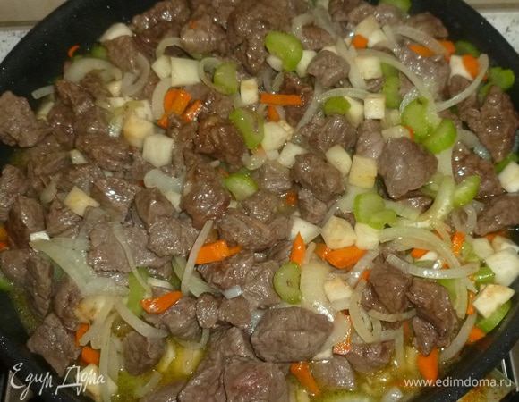 Добавить мясо, мед, бульон. Накрыть крышкой и тушить 40 минут.