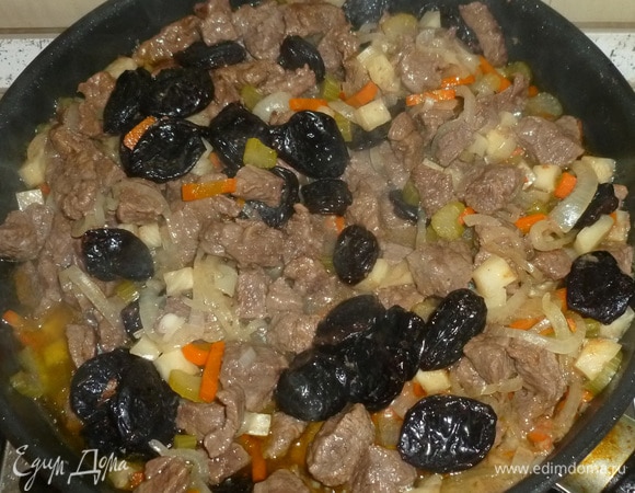 Добавить чернослив, при необходимости добавить бульон или кипяток, тушить еще 15 минут. Добавить лавровый лист, соль и перец по вкусу, готовить еще 15–20 минут.