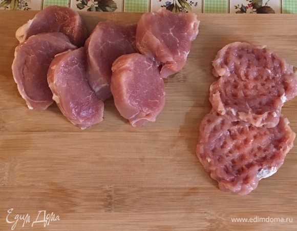 Мясо вымыть, обсушить и нарезать на пласты толщиной 1 см. Каждый кусочек хорошо отбить, посолить и поперчить.