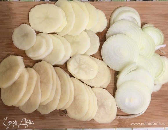 Картофель и лук нарезать тонкими кружочками.