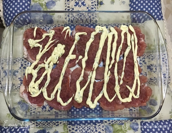 Форму смазать 1 ст. л. растительного масла и выложить кусочки мяса, смазать майонезом.