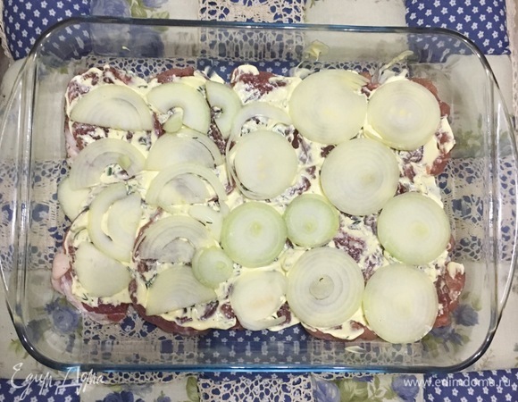 Выложить слой лука, смазать майонезом.