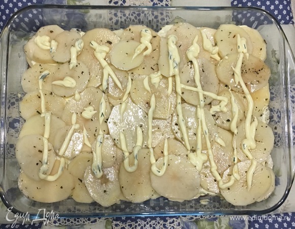 Выложить слой картофеля, смазать майонезом.
