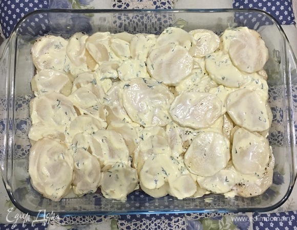 Форму накрыть фольгой и на 30 минут поставить в духовку, разогретую до 200°C.