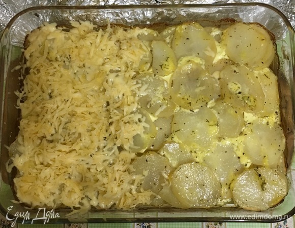 Через полчаса достать форму из духовки, снять фольгу и посыпать натертым сыром. Убрать обратно в духовку на 10 минут до румяной корочки.