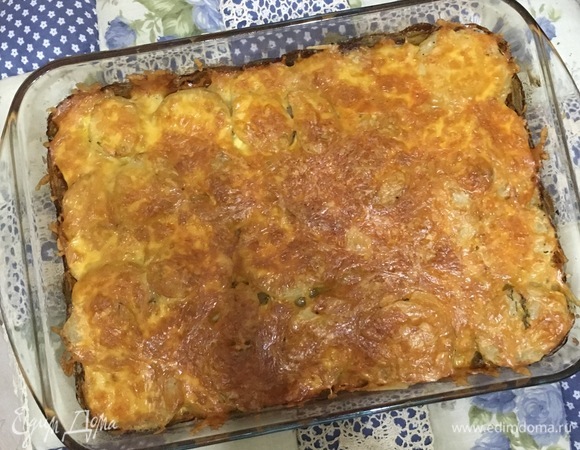 Наше мясо с картошкой под румяной и зажаристой сырной корочкой готово.