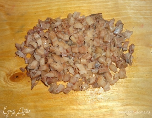 Рыбу нарезать мелкими кубиками.