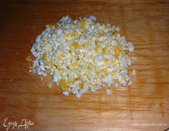 Яйца мелко нарезать.