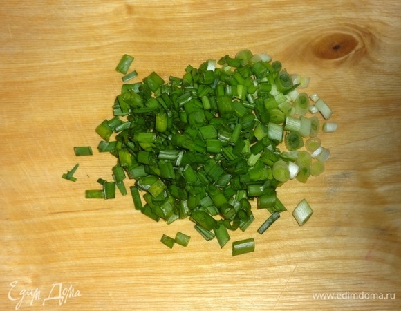 Зеленый лук вымыть, обсушить, мелко нарезать.
