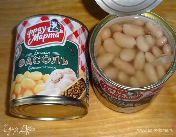 Открыть банку с консервированной белой фасолью ТМ «Фрау Марта». Необходимое количество фасоли положить в сито и промыть под проточной водой. Дать воде стечь.