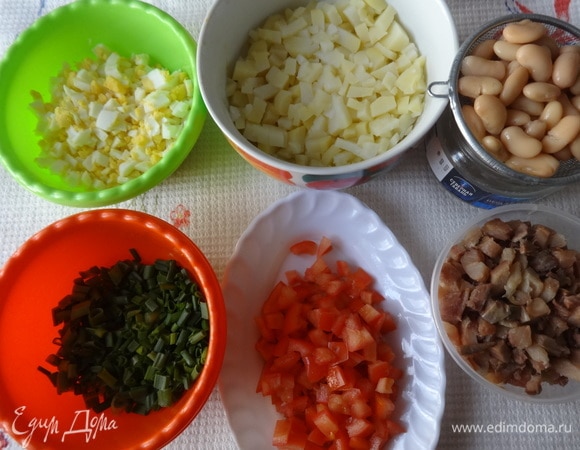 Все необходимые продукты для салата готовы. Отложить для украшения немного фасоли, лука и помидоров. Остальные продукты соединить в глубокой миске.