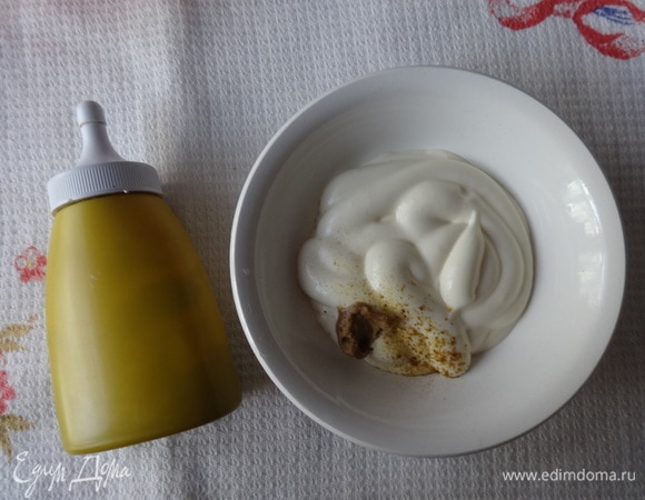 Приготовить заправку. Для этого соединить майонез, горчицу и порошок карри. Перемешать до однородного цвета. Если карри мало, добавьте еще немного, чтобы соус стал светло-желтым.