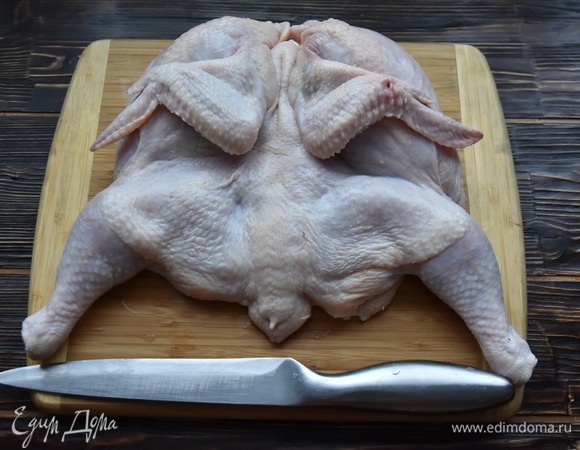 Уложить птицу спинкой вверх и, надавив рукой на хребет, вывернуть обе стороны в суставах кверху, чтобы тушка приняла более плоское положение.