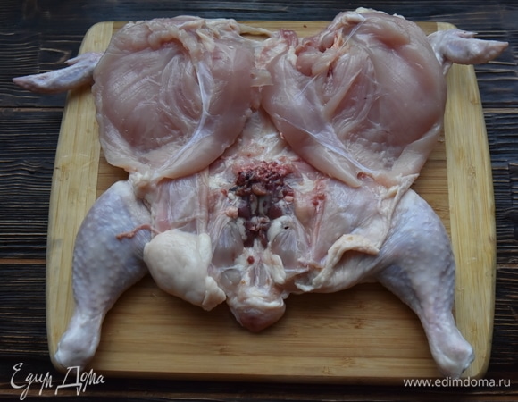 Кости можно не удалять. Мне удобнее удалить реберные кости с частью хребта. Так блюдо смотрится красивее и его будет легче разделать перед подачей. Птицу промыть и обсушить бумажным полотенцем.