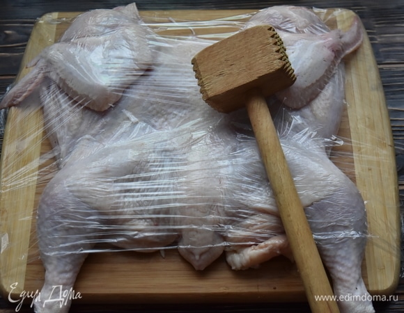 Отбить мясо в утолщенных местах специальным молоточком. Предварительно советую накрыть курицу полиэтиленовой пленкой, чтобы не забрызгать рабочую поверхность.