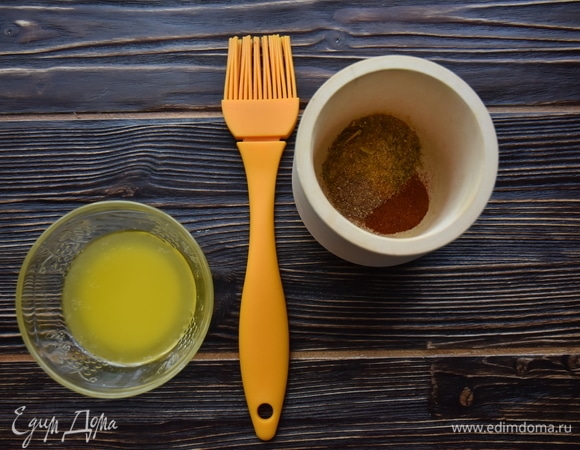 Сливочное масло растопить. В ступке измельчить специи с солью.