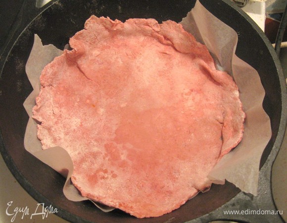 У меня тесто было уже заготовлено и подкрашено свекольным соком, но если готовить его, это занимает час. В пшеничную муку MAKFA вбить яйцо и вилкой размешивать (по часовой стрелке), потом добавить немного воды и все остальные ингредиенты, замесить тугое тесто и положить в холодильник на час.