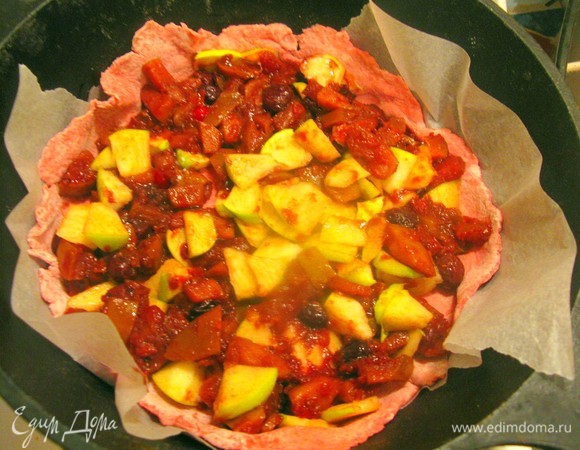 Раскатать тесто и выложить в глубокую форму. Начинку из нарезанных яблок, облепихи, вяленой вишни выложить в форму и посыпать корицей, сахаром, ванилью и мускатным орехом.