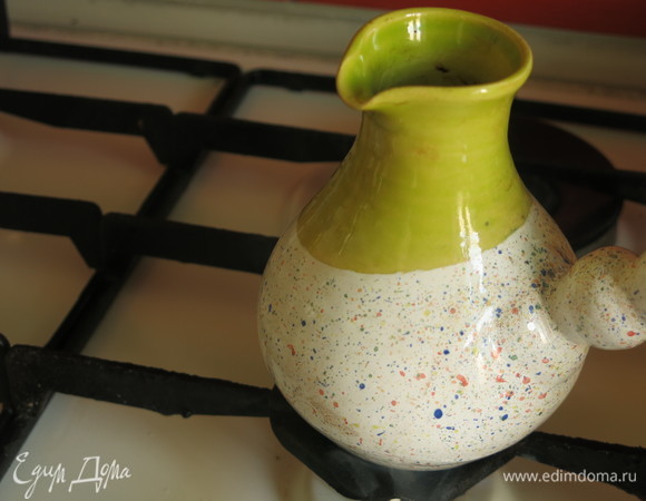 Заливаем кэроб водой и варим в турке.