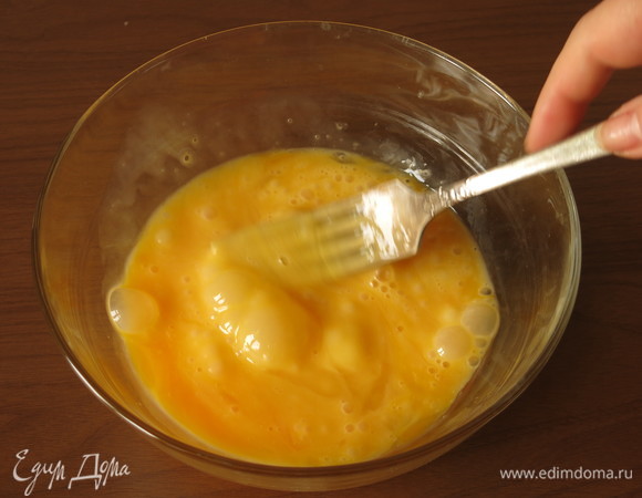 Взбиваем два желтка и два яйца. При приготовлении не использовала кухонную технику — все вручную.