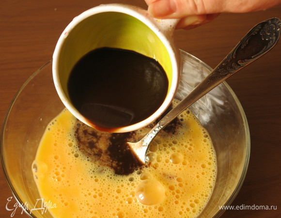 Вливаем к яйцам 90 мл кэроба.