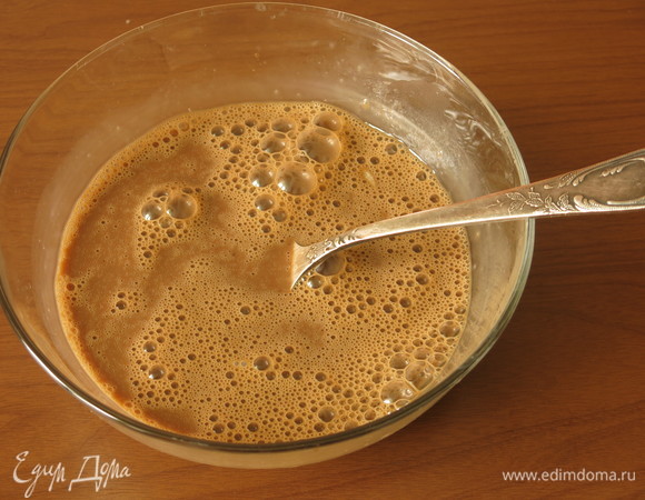 Получается насыщенная яичная масса.