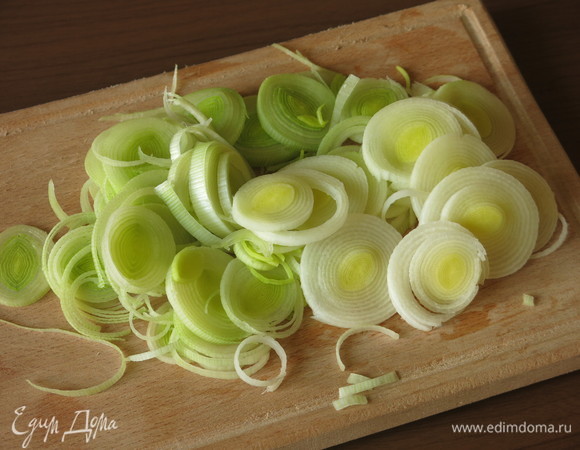 Нарезаем лук-порей.