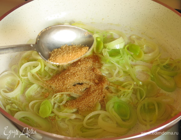 Добавляем ложку коричневого сахара и карамелизируем минуты 3.