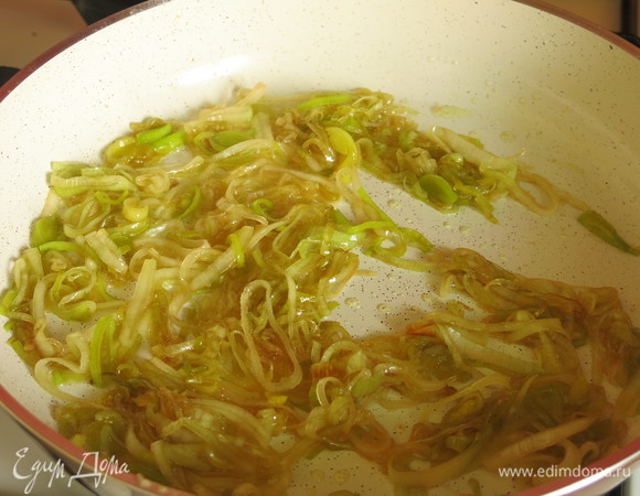 Получается чуть сладковатый лук. Выключаем огонь. Даем луку чуть подсохнуть, стать слегка хрустящим.